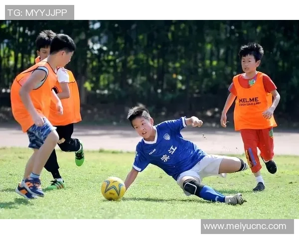 小孩足球明星的精彩瞬间展现了童年梦想与运动激情的完美结合