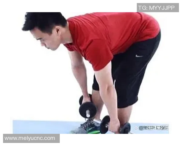 哑铃锻炼腹肌的有效方法与技巧分享让你轻松塑造完美腹部线条